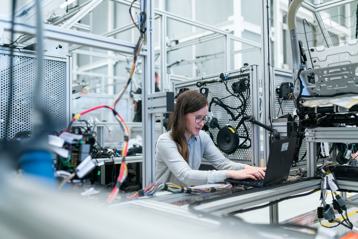 Servicetechniker in moderner Werkstatt (Stock-Foto — wird durch echtes Brackmann-Portrait ersetzt)