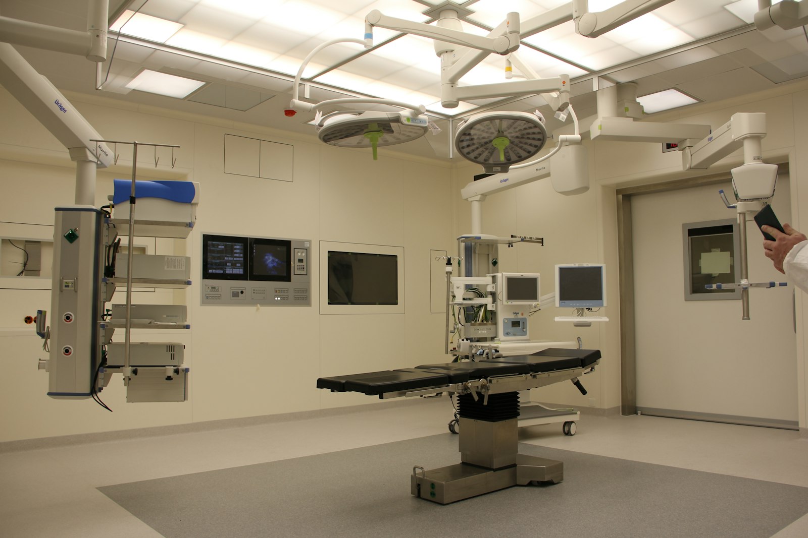 Moderne klinische Umgebung mit Patientenmonitor-System (Stock-Foto, Demo)