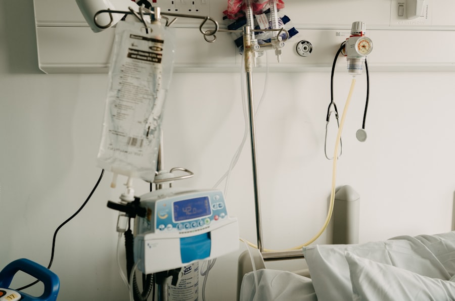 Patientenmonitor und Infusionssystem im Klinikzimmer (Stock-Foto)
