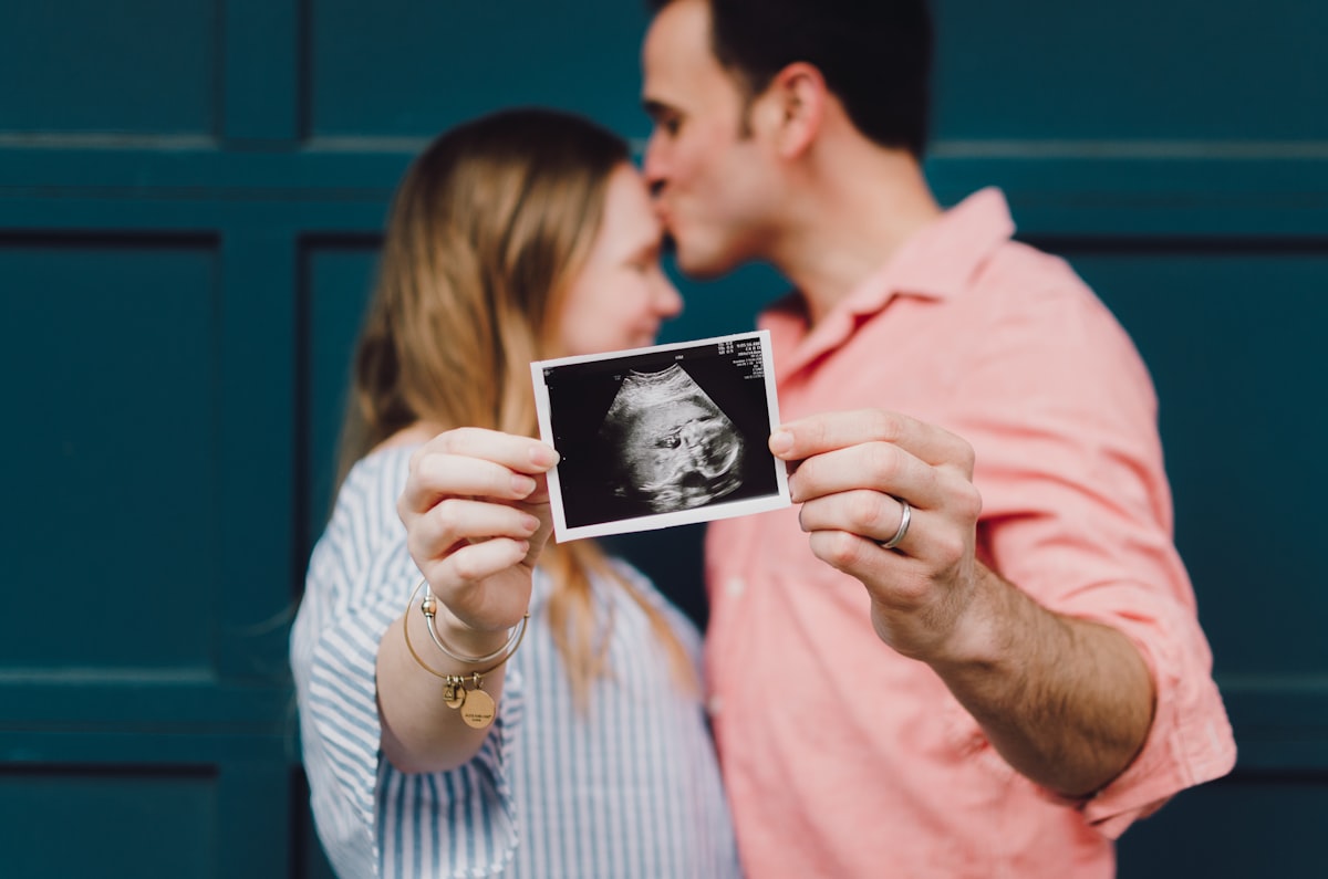 Eltern mit Ultraschallbild — Symbolfoto Geburtshilfe (Stock-Foto)