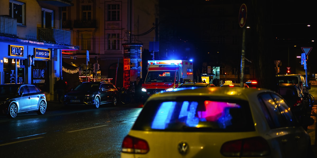 Rettungswagen im nächtlichen Einsatz (Stock-Foto)